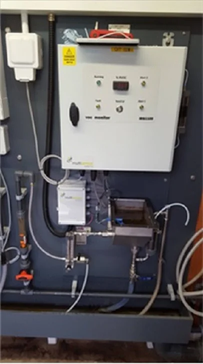 Moniteur d'huile dans l'eau protégeant une prise d'eau contre un déversement de kérosène